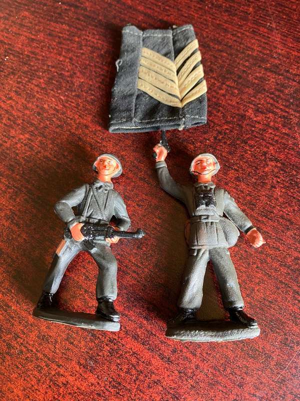 EAST GERMAN COLLECTION-2X BERET,BELT,SEALED MEDICAL AID KIT RAND AND 2X TOY SOLDIERS-CIRCA 1970'S
