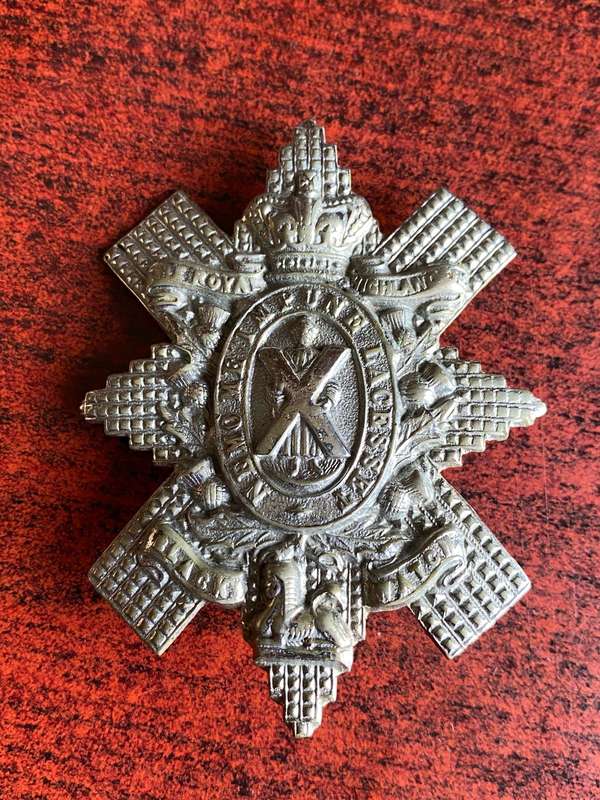 ROYAL HIGHLANDERS (BLACK WATCH) GLENGARY BADGE-QUEENS CROWN