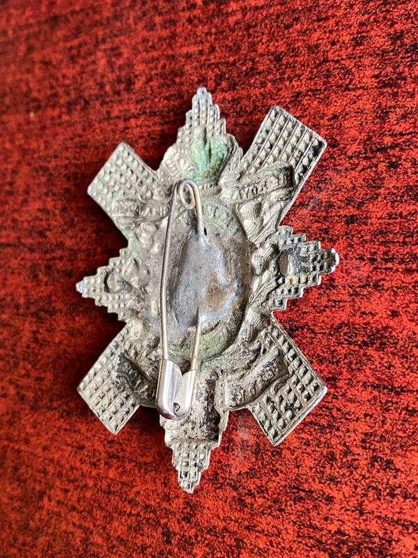 ROYAL HIGHLANDERS (BLACK WATCH) GLENGARY BADGE-QUEENS CROWN