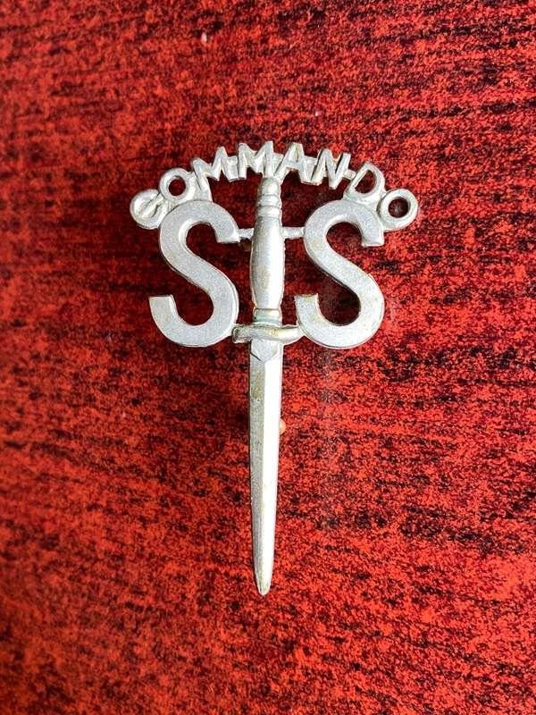 BRITISH WW2 PERIOD NO 2 COMMANDO,OFFICERS WHITE METAL CAP BADGE- 2 LUGS