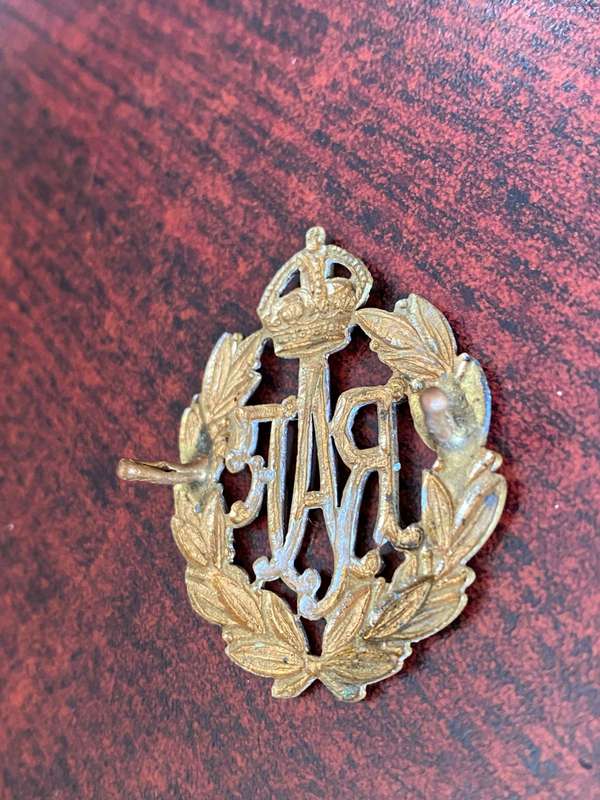 ROYAL AIR FORCE CAP BADGE- 2 LUGS