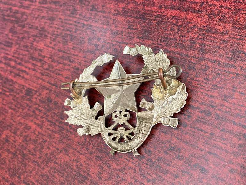 CAMERONIANS HELMET BADGE-1901-1958- 2 LUGS
