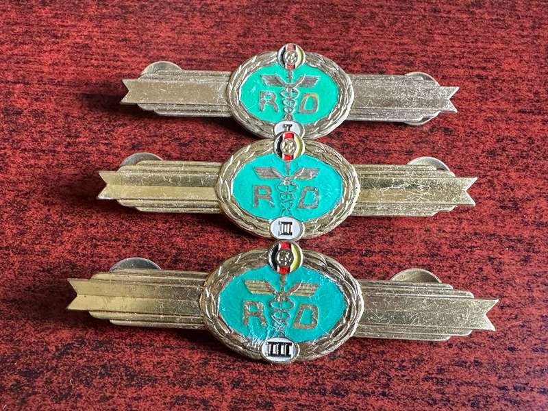 EAST GERMAN FLIGHT OFFICER METAL BREAST BADGE-3 CLASSESD-WORN 1958-1990