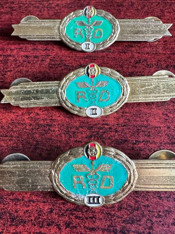 EAST GERMAN FLIGHT OFFICER METAL BREAST BADGE-3 CLASSESD-WORN 1958-1990