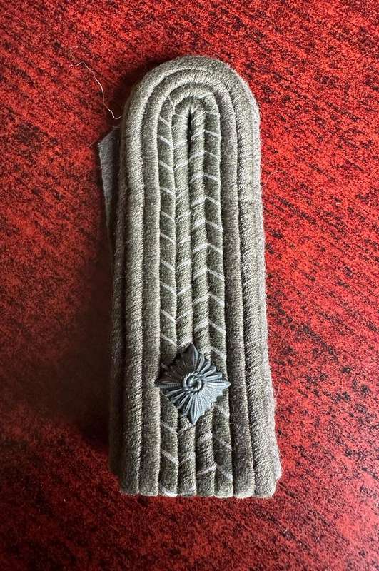 EAST GERMAN RANK BOARD FOR FAHNRICH SCHUTTERSTUCK-FIELD DRESS