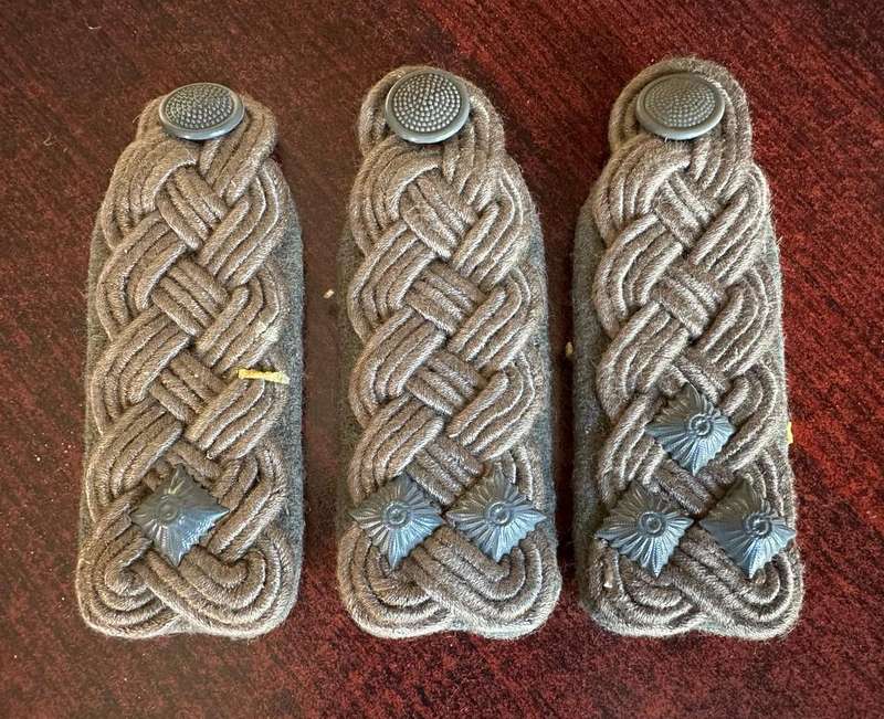 EAST GERMAN RANK SHOULDER BOARDS (VERY SIMILAR TO WW2 PERIOD)