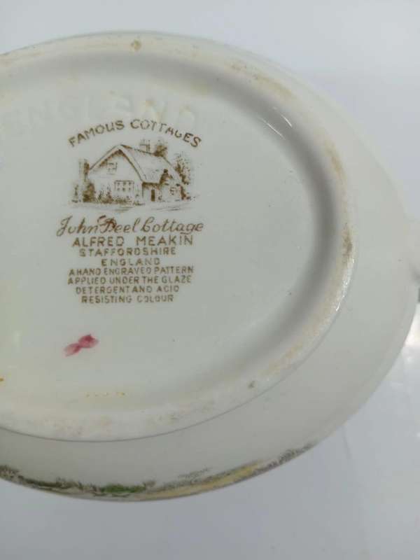 VINTAGE ALFRED MEAKIN GRAVY BOAT AND SAUCER FAMOUS COTTAGES SERIES