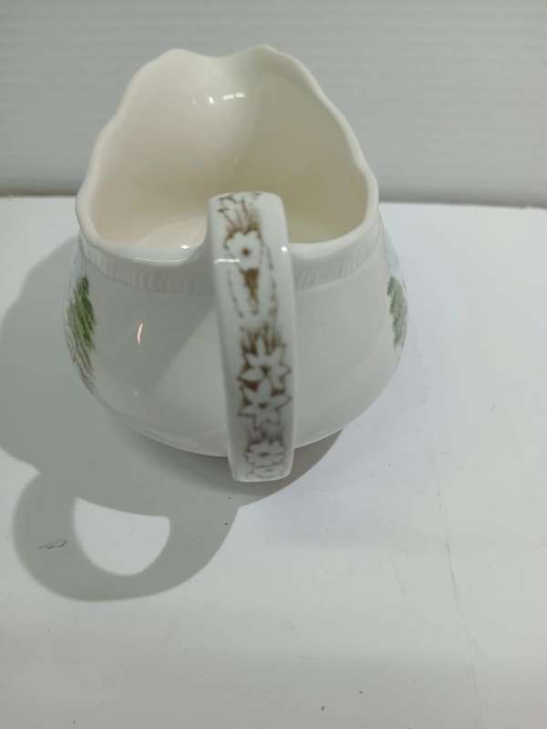 VINTAGE ALFRED MEAKIN GRAVY BOAT AND SAUCER FAMOUS COTTAGES SERIES