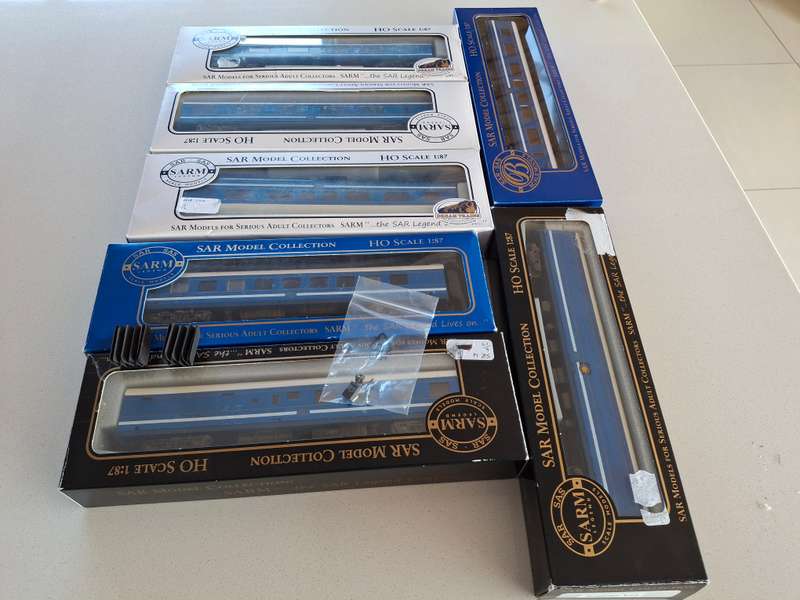 SAR BLUE TRAIN COACHES  S.A.R.M    X 7 WITH GANGWAYS  + KD COUPLERS (BOXED)
