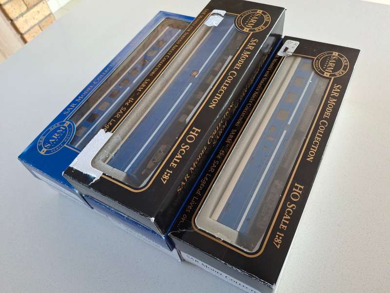 SAR BLUE TRAIN COACHES  S.A.R.M    X 7 WITH GANGWAYS  + KD COUPLERS (BOXED)