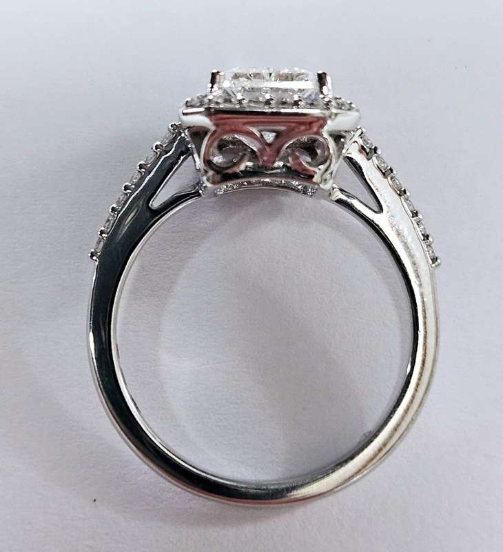 3.01CT DIAMOND RING  (IGI Certified Diamond) G VS2