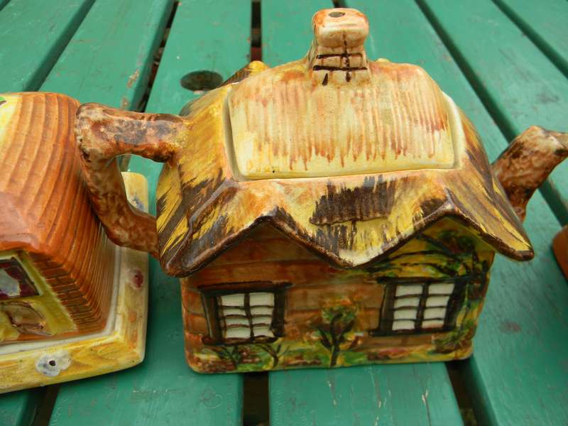 3 Antieke ornamente  as per pictures one dont have an lid