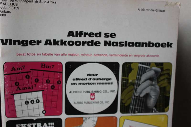 ALFRED SE VINGER AKKOORDE NASLAANBOEK deur Alfred d'Auberge en Morton Manus. (Ghitaar/Guitar)