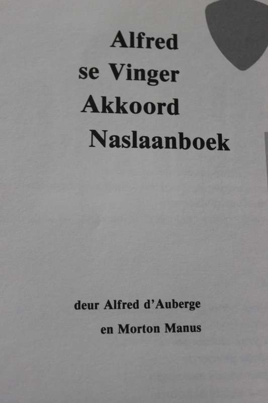 ALFRED SE VINGER AKKOORDE NASLAANBOEK deur Alfred d'Auberge en Morton Manus. (Ghitaar/Guitar)