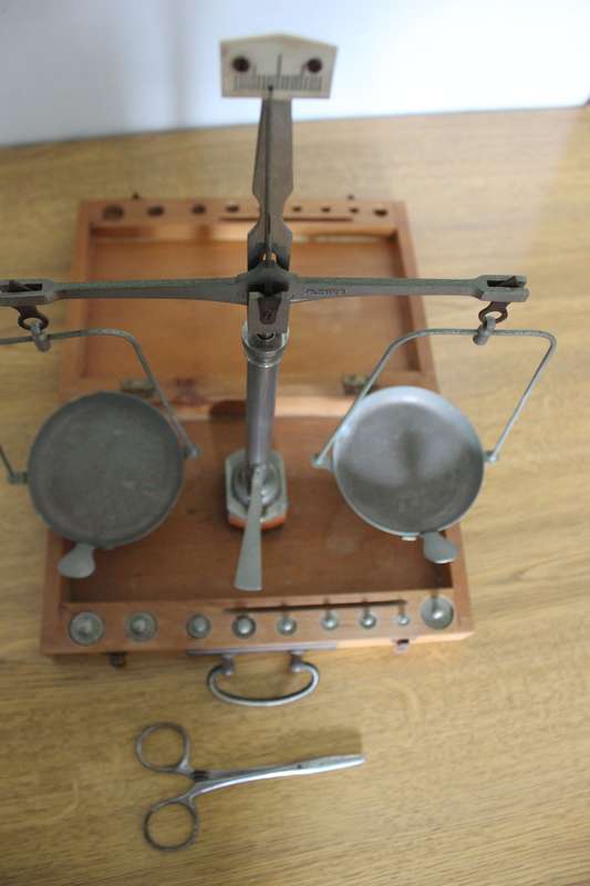 VINTAGE Travelling Apothecary / Jeweller's Beam SCALE with Weights.