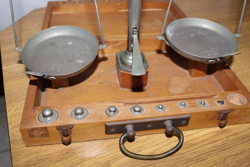 VINTAGE Travelling Apothecary / Jeweller's Beam SCALE with Weights.