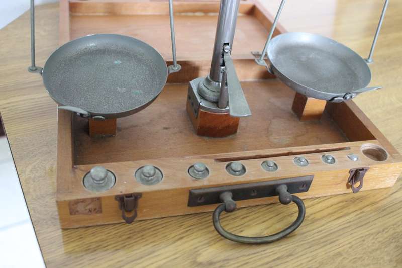 VINTAGE Travelling Apothecary / Jeweller's Beam SCALE with Weights.