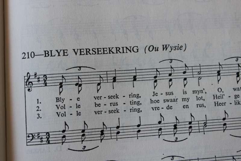DIE HALLELUJA. Psalms, Gesange en ander liedere vir Huis, Dag-en Sondagskool en Jeugverenigings.