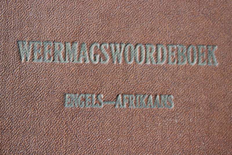 WEERMAGSWOORDEBOEK. Engels-Afrikaans. Die Staatsdrukker Pretoria 1954.