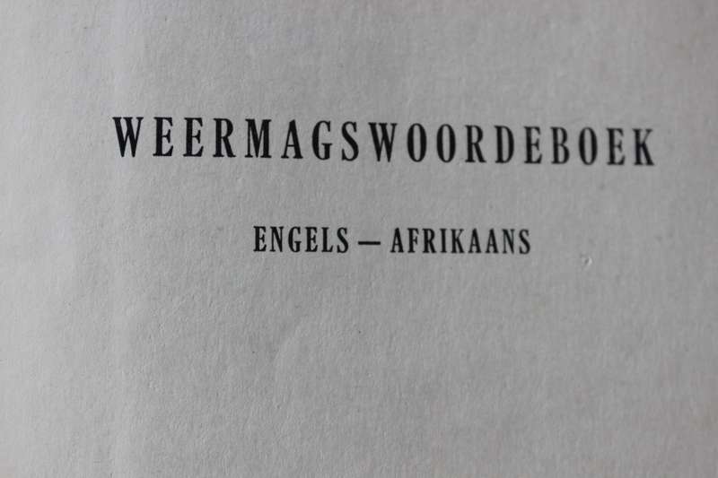 WEERMAGSWOORDEBOEK. Engels-Afrikaans. Die Staatsdrukker Pretoria 1954.