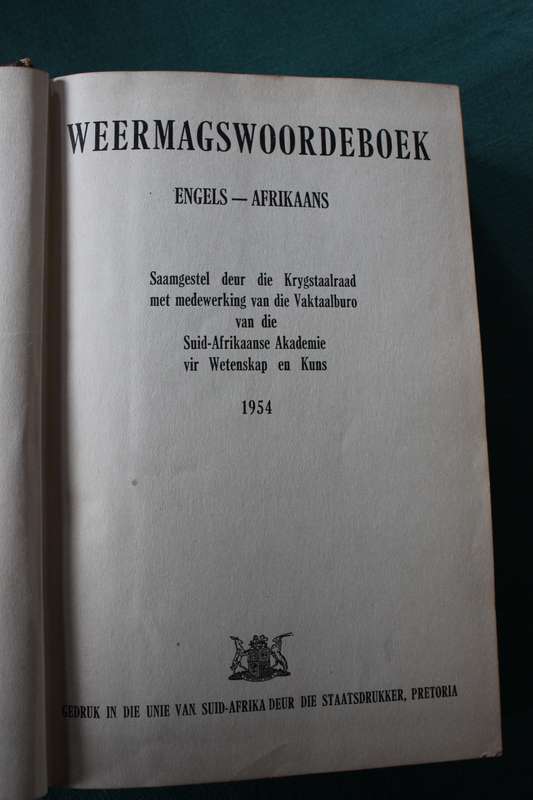 WEERMAGSWOORDEBOEK. Engels-Afrikaans. Die Staatsdrukker Pretoria 1954.
