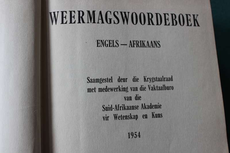 WEERMAGSWOORDEBOEK. Engels-Afrikaans. Die Staatsdrukker Pretoria 1954.