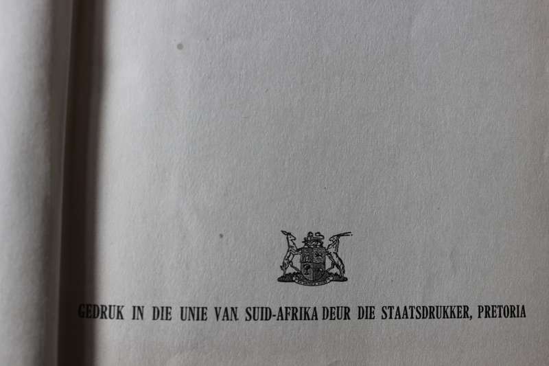WEERMAGSWOORDEBOEK. Engels-Afrikaans. Die Staatsdrukker Pretoria 1954.
