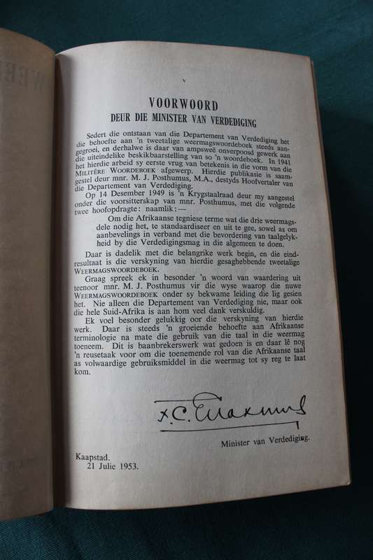 WEERMAGSWOORDEBOEK. Engels-Afrikaans. Die Staatsdrukker Pretoria 1954.