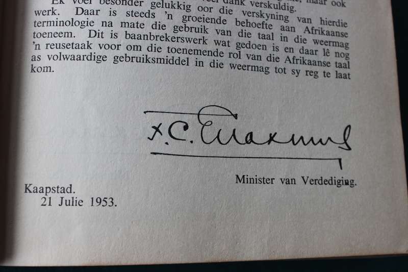 WEERMAGSWOORDEBOEK. Engels-Afrikaans. Die Staatsdrukker Pretoria 1954.