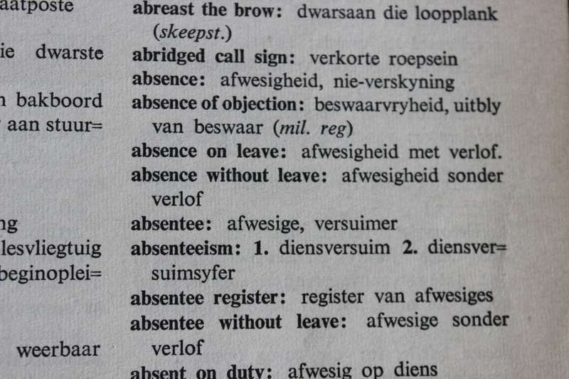 WEERMAGSWOORDEBOEK. Engels-Afrikaans. Die Staatsdrukker Pretoria 1954.