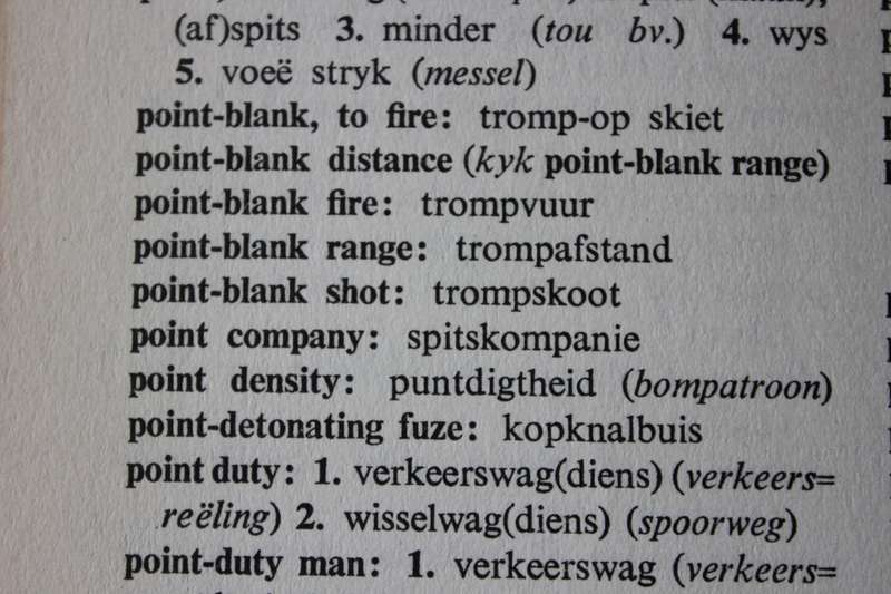 WEERMAGSWOORDEBOEK. Engels-Afrikaans. Die Staatsdrukker Pretoria 1954.