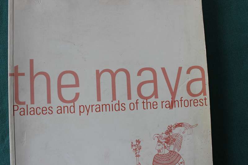 THE MAYA. Palaces and pyramids of the rainforest. Henri Stierlin.