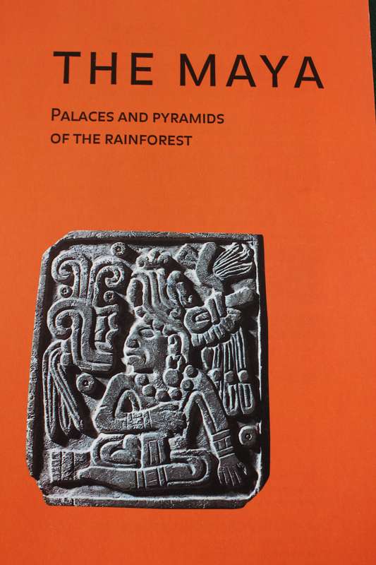 THE MAYA. Palaces and pyramids of the rainforest. Henri Stierlin.