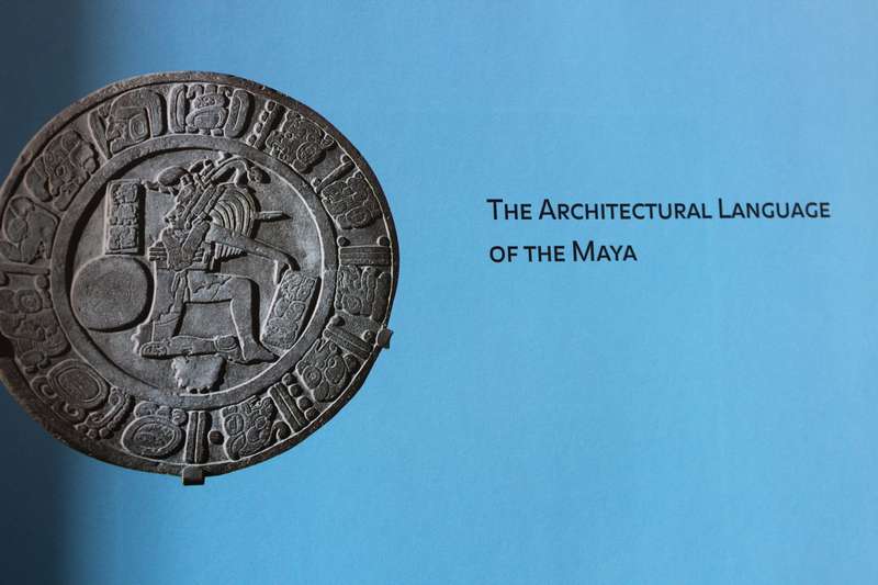 THE MAYA. Palaces and pyramids of the rainforest. Henri Stierlin.