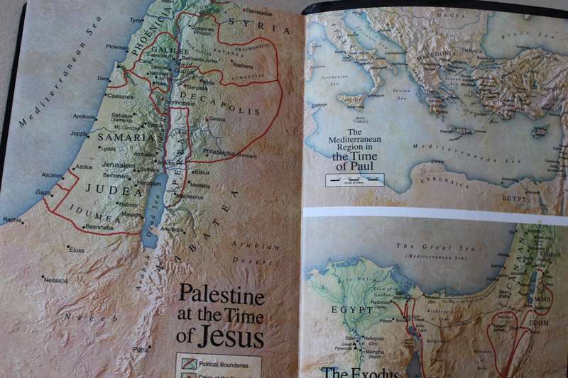 HOLY BIBLE. Authorized King James Version. Red Letter Edition. Barbour Publishing, 2006.