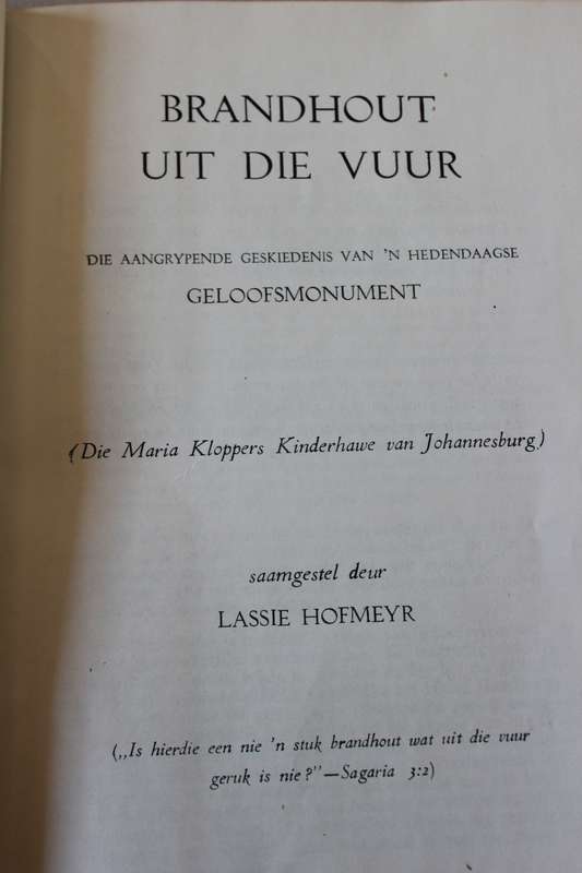 BRANDHOUT UIT DIE VUUR deur Lassie Hofmeyr. (Maria Kloppers Kinderhawe)