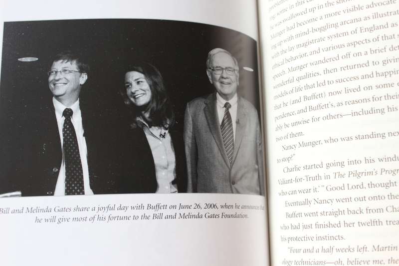 1. THE SNOWBALL. Warren Buffet and the Business of Life. 2. WARREN BUFFET'S Management Secrets.