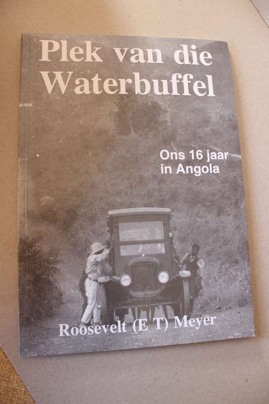 PLEK VAN DIE WATERBUFFEL - Ons 16 jaar in Angola  deur E. T. (Roosevelt) Meyer