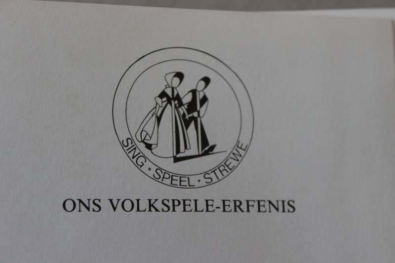 ONS VOLKSPELE-ERFENIS  Uitgegee deur die Afrikaanse Volksang- en Volkspelebeweging