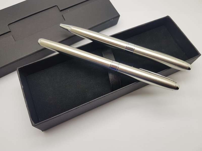 SILVER METAL BALLPOINT AND ROLLERBALL PEN SET 'OPUS' IN PRESENTATION BOX