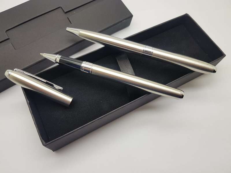 SILVER METAL BALLPOINT AND ROLLERBALL PEN SET 'OPUS' IN PRESENTATION BOX