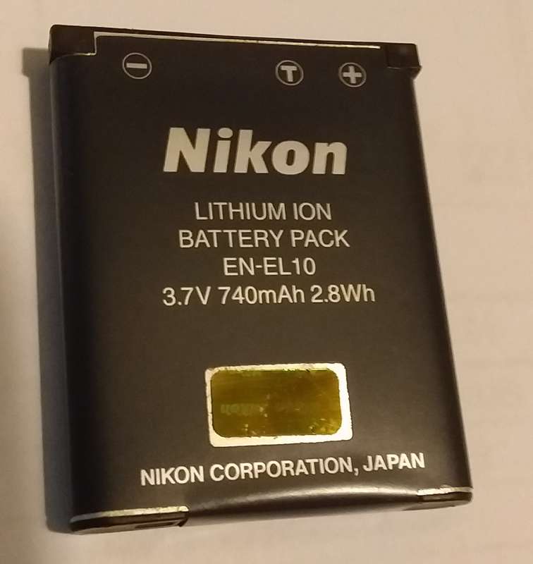 NIKON EN-EL 10 BATTERY AND CHARGER