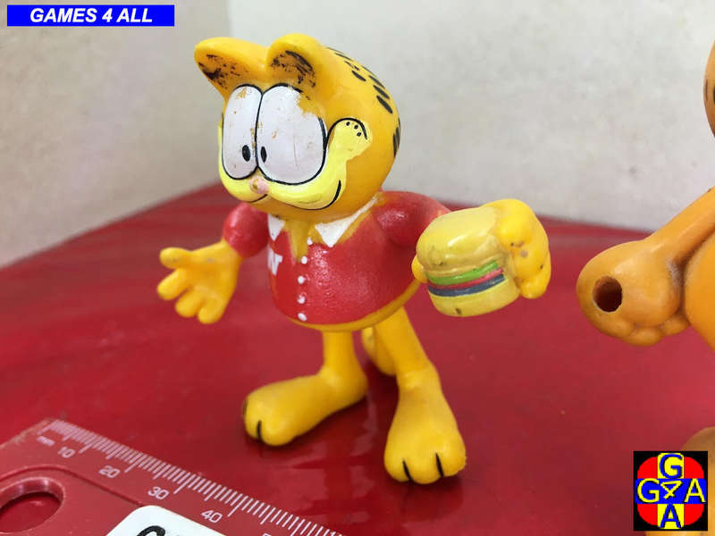 3 Garfield's + 1 Among Us Key Chain