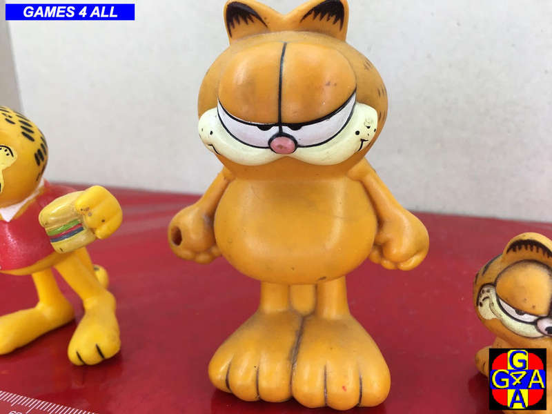 3 Garfield's + 1 Among Us Key Chain