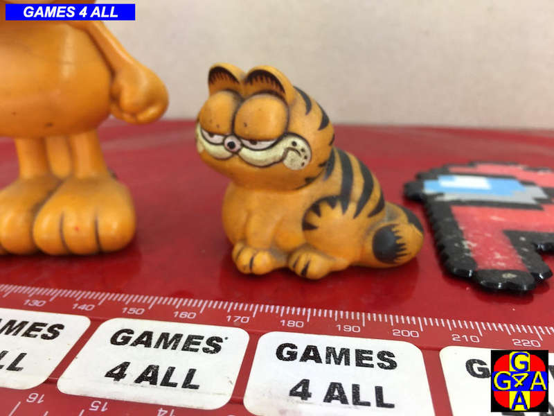 3 Garfield's + 1 Among Us Key Chain
