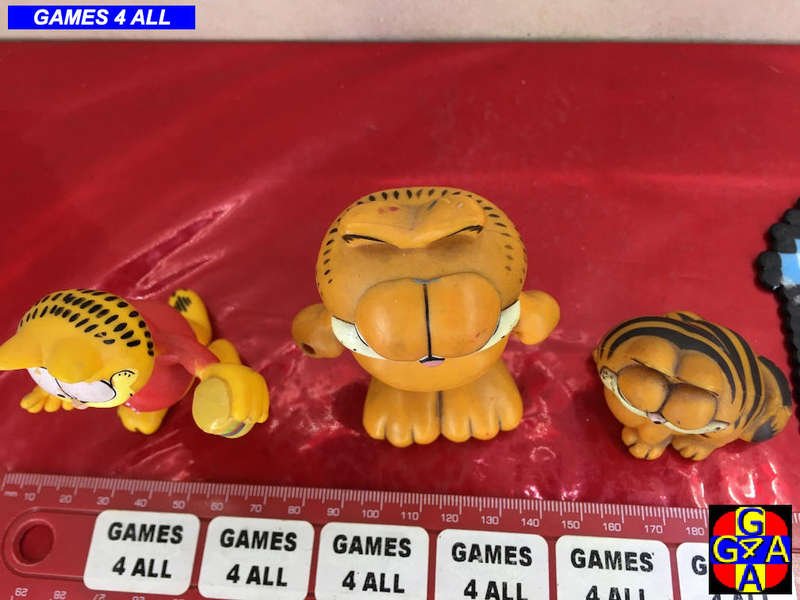 3 Garfield's + 1 Among Us Key Chain