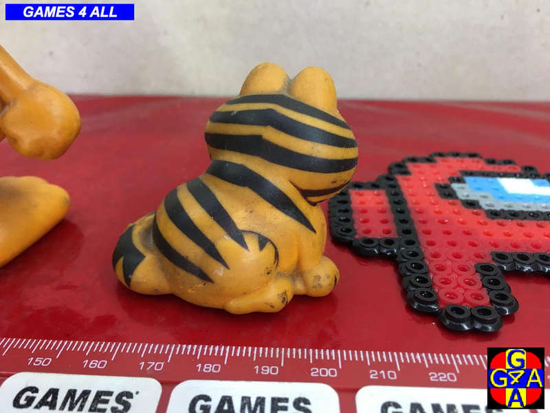 3 Garfield's + 1 Among Us Key Chain