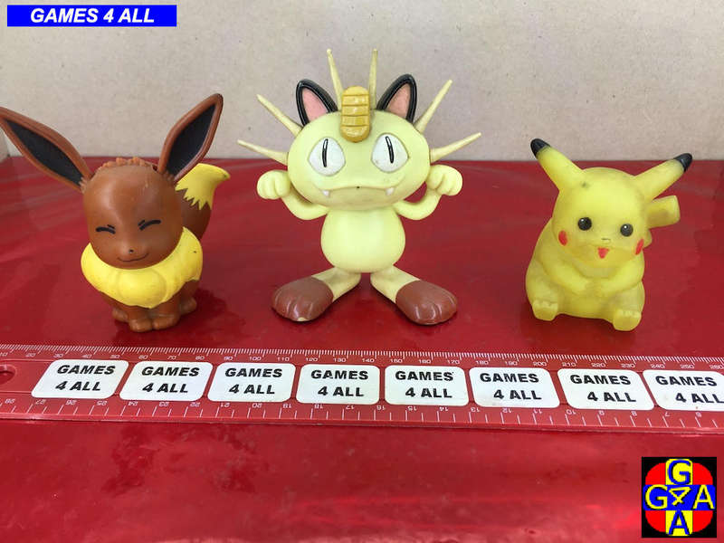 3 Pokémon Figurines