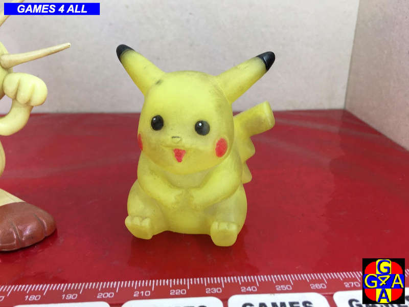 3 Pokémon Figurines