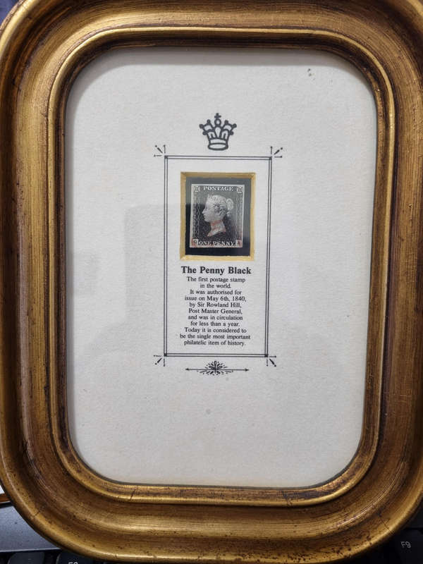 GB 1840 ONE PENNY BLACK BEAUTIFULY MOUNTED BEHIND GLASS IN BRONZE COLOURED FRAME IN PRESENTATION BOX